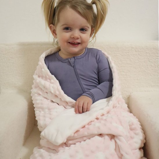 Bébé enveloppé dans une couverture chaude rose pâle – douceur et sécurité pour les moments cocooning