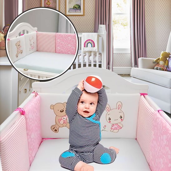 Bébé assis dans son lit entouré d’un tour de lit rose à motifs d’ourson, jouant avec une peluche – confort, sécurité et douceur assurés.