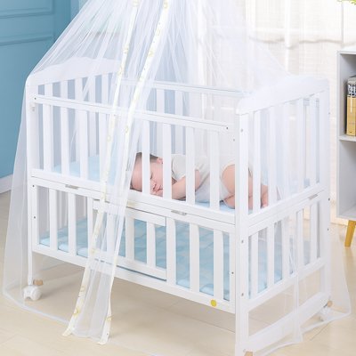 Lit de bébé décoré d’une moustiquaire blanche suspendue dans une chambre bleue, alliant élégance et sécurité anti-insectes