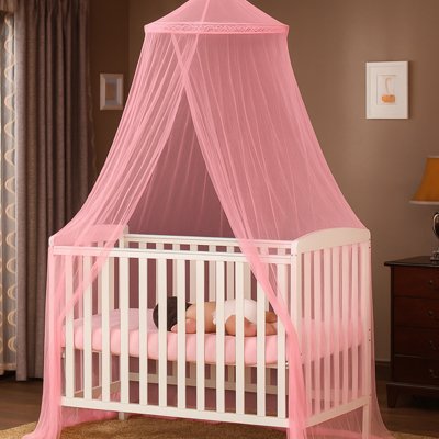 Ciel de Lit Enfant | Nuit Féérique – voile rose tendre formant un cocon protecteur autour d’un lit de bébé, créant une ambiance romantique et réconfortante