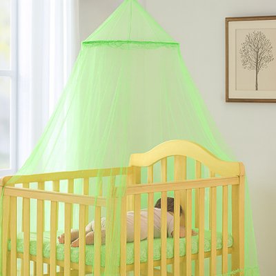 Ciel de Lit Enfant | Nuit Féérique – ciel de lit vert menthe suspendu au-dessus d’un berceau jaune, apportant fraîcheur et touche naturelle à la chambre de bébé