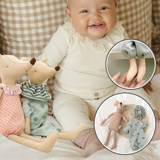 Doudou Ultra-Doux pour Bébé – bébé souriant entouré de deux peluches souris rose et verte, symbole de douceur et complicité