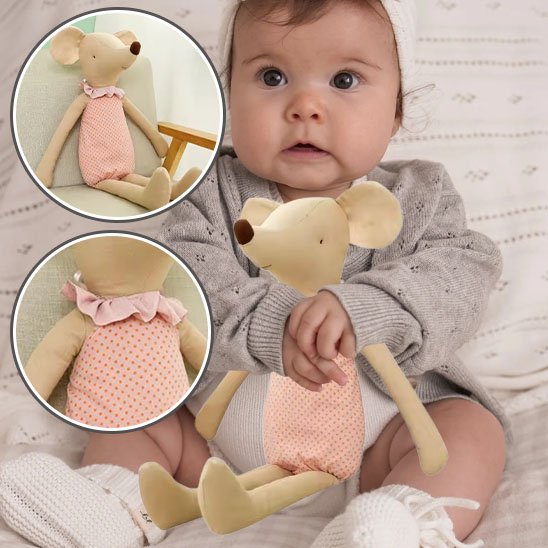 Doudou Ultra-Doux pour Bébé – bébé câlinant une peluche souris rose douce, parfait compagnon de tendresse