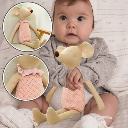 Doudou Ultra-Doux pour Bébé – bébé câlinant une peluche souris rose douce, parfait compagnon de tendresse