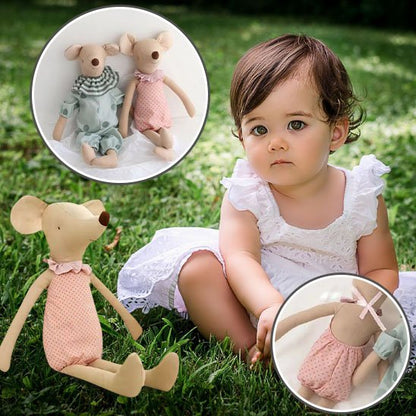 Doudou Ultra-Doux pour Bébé – enfant jouant dans l’herbe à côté d’une peluche souris rose, moment tendre en plein air