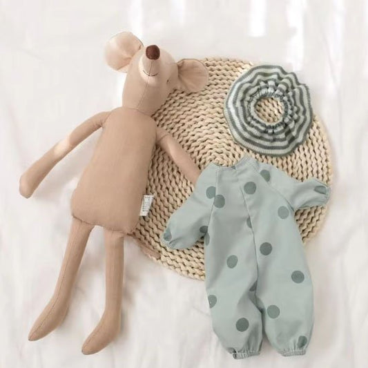 Doudou Ultra-Doux pour Bébé – peluche souris beiges posée à côté d’un pyjama vert pastel à pois sur fond clair