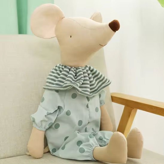 Doudou Ultra-Doux pour Bébé – peluche souris vêtue d’un pyjama vert à pois, assise sur une chaise claire