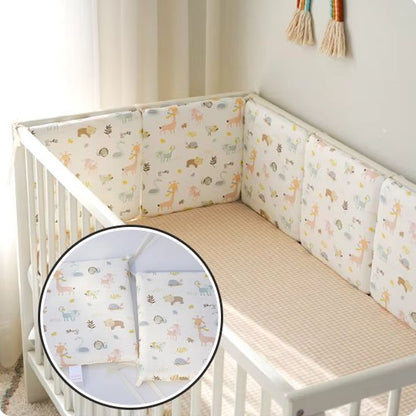 Lit bébé en bois clair décoré d’un tour de lit aux motifs d’animaux, créant une ambiance ludique et chaleureuse.