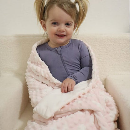 Bébé enveloppé dans une couverture chaude rose pâle – douceur et sécurité pour les moments cocooning
