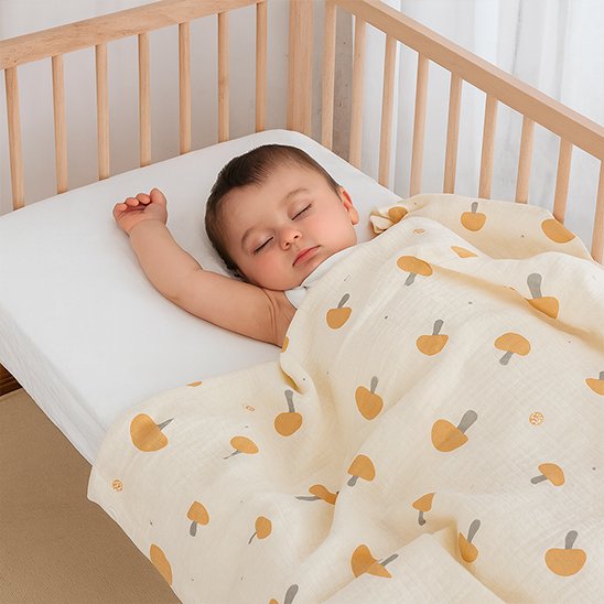 Bébé reposant sous une couverture en coton blanc à motifs de cœurs – parfaite pour les nuits douces et sécurisées.