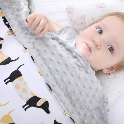 Bébé enveloppé dans une couverture Minky douce grise à motifs d’ours noirs – idéale pour les nouveau-nés.