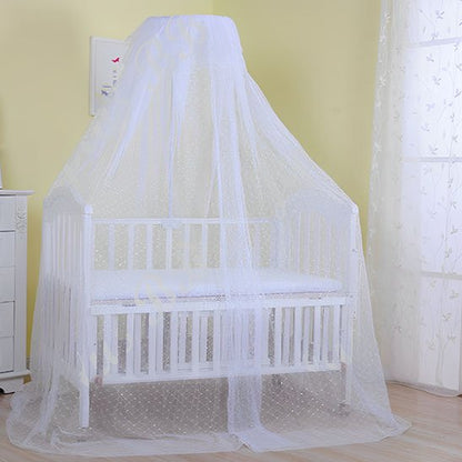 Ciel de lit bébé blanc en tulle fin, idéal pour protéger le berceau tout en ajoutant une touche raffinée.