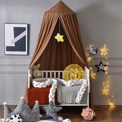 Ciel de lit bébé marron décoré d’une étoile jaune, créant une ambiance douce et chaleureuse dans la chambre