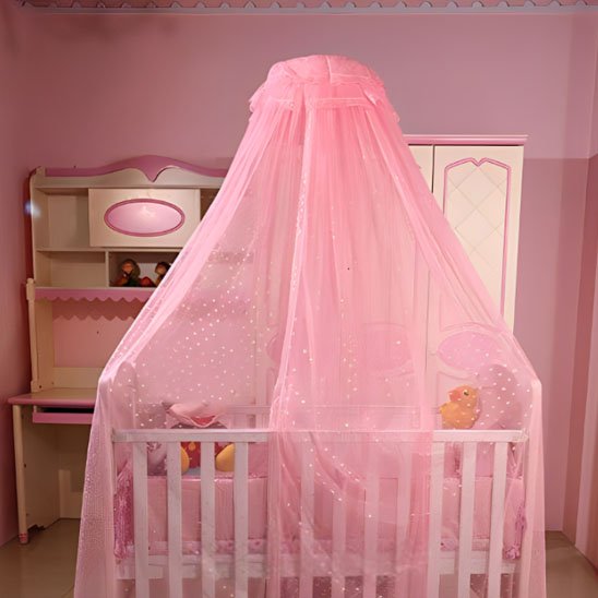 Ciel de lit bébé rose clair ajoutant une ambiance douce et chaleureuse à la chambre de l’enfant.