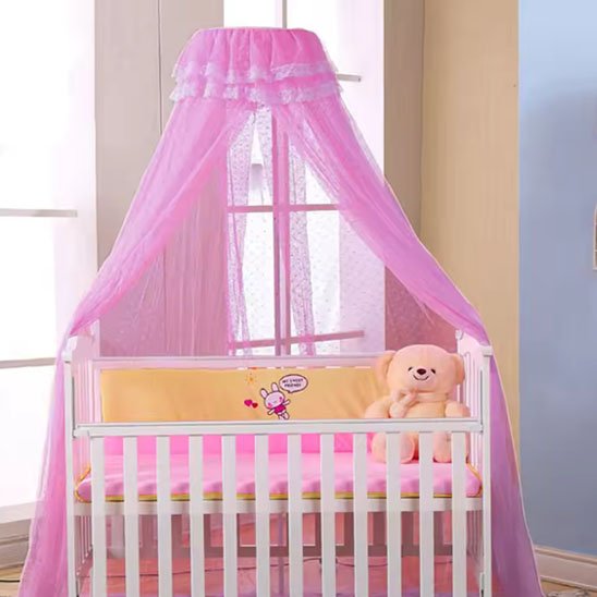 Ciel de lit bébé rose foncé suspendu au-dessus du berceau, parfait pour une décoration de chambre romantique et apaisante.