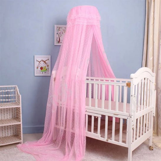 Ciel de lit bébé rose avec long voilage, apportant douceur et élégance à la chambre du nourrisson
