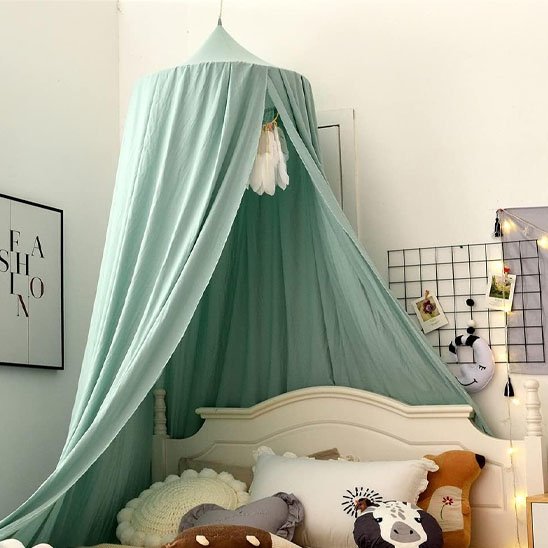 Ciel de lit bébé vert doux pour enfant, ajoutant une touche féérique et protectrice à la décoration