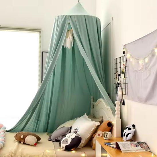 Ciel de lit bébé vert sauge installé au-dessus du berceau, pour une décoration apaisante et élégante.