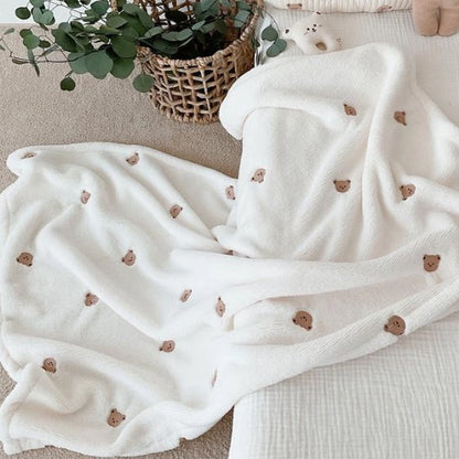 Couverture bébé blanche ultra douce avec petits motifs marron – idéale pour les siestes et les moments cocooning