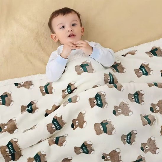  Bébé souriant sous une couverture moelleuse grise à motifs de lapins – couverture chaude et réconfortante pour nouveau-né