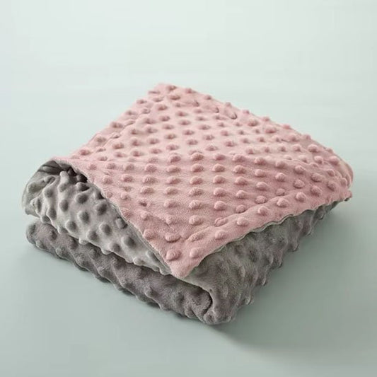 Couverture bébé bicolore rose et grise, douce et moelleuse avec texture à pois, idéale pour le confort quotidien