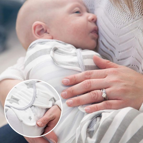 Bébé dormant dans une couverture d’emmaillotage blanche avec bande ajustable et fermeture velcro