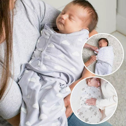   Bébé en pyjama rayé emmailloté dans une couverture blanche à étoiles grises, regardant tendrement sa maman