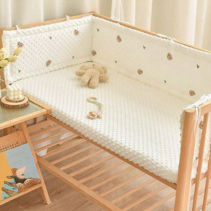 Lit de bébé avec tour de lit rembourré beige et peluche
