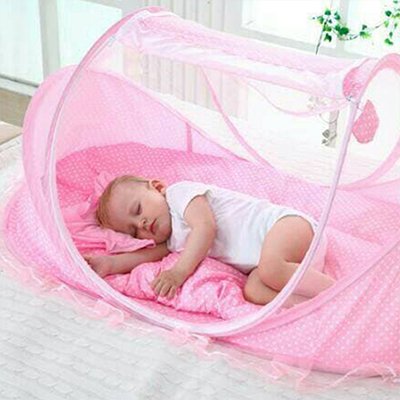 Bébé endormi paisiblement dans un lit moustiquaire rose, protégé contre les moustiques et les insectes, pour un sommeil sûr et confortable.