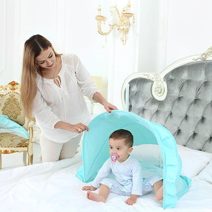 Moustiquaire lit bébé avec matelas intégré offrant confort et sécurité au bébé pendant son repos.