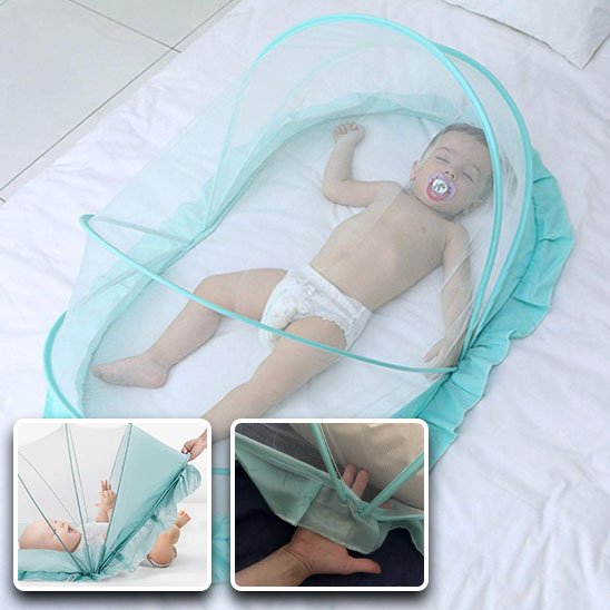 Moustiquaire lit bébé bleu ciel installée sur un lit doux et confortable pour protéger le nourrisson