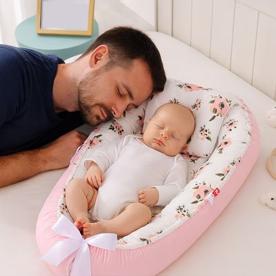 réducteur de lit papa couche avec bébé