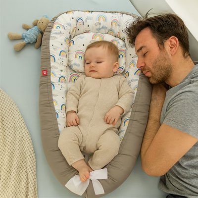 réducteur de lit bébé dort dedans