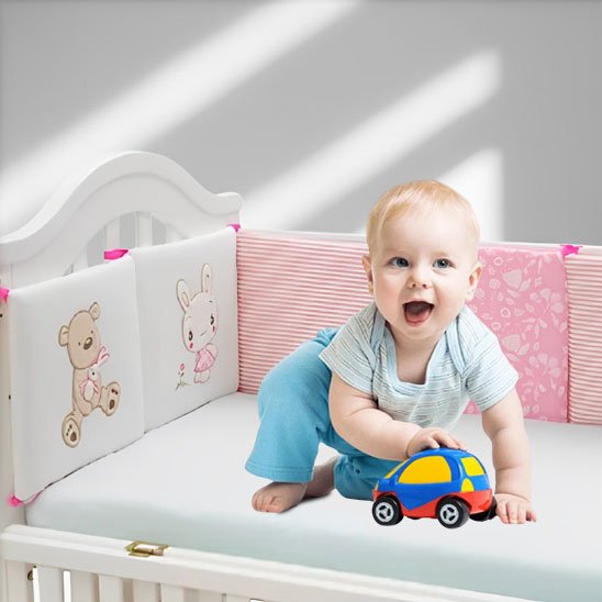 Tour de lit bébé blanc et rose à motifs d’ourson et de lapin – idéal pour une chambre de bébé sécurisée et élégante.