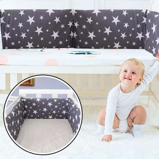 Tour de lit bébé noir et blanc à étoiles, assurant confort et protection pour un sommeil paisible.