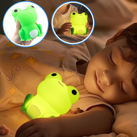  veilleuse bébé garçon dort en souriant entre ses mains sur lit